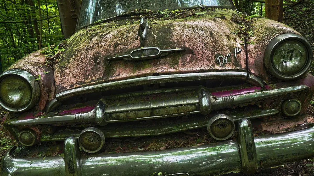 Carcasses de voitures alignées dans une casse automobile