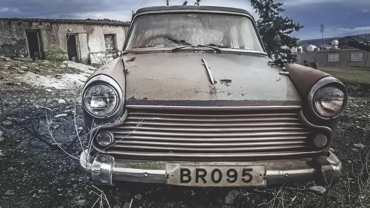 Vieille voiture abandonnée, rouillée