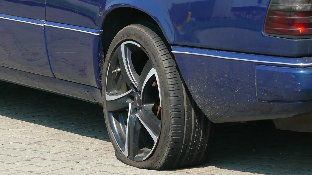 Pneu à plat sur une voiture garée