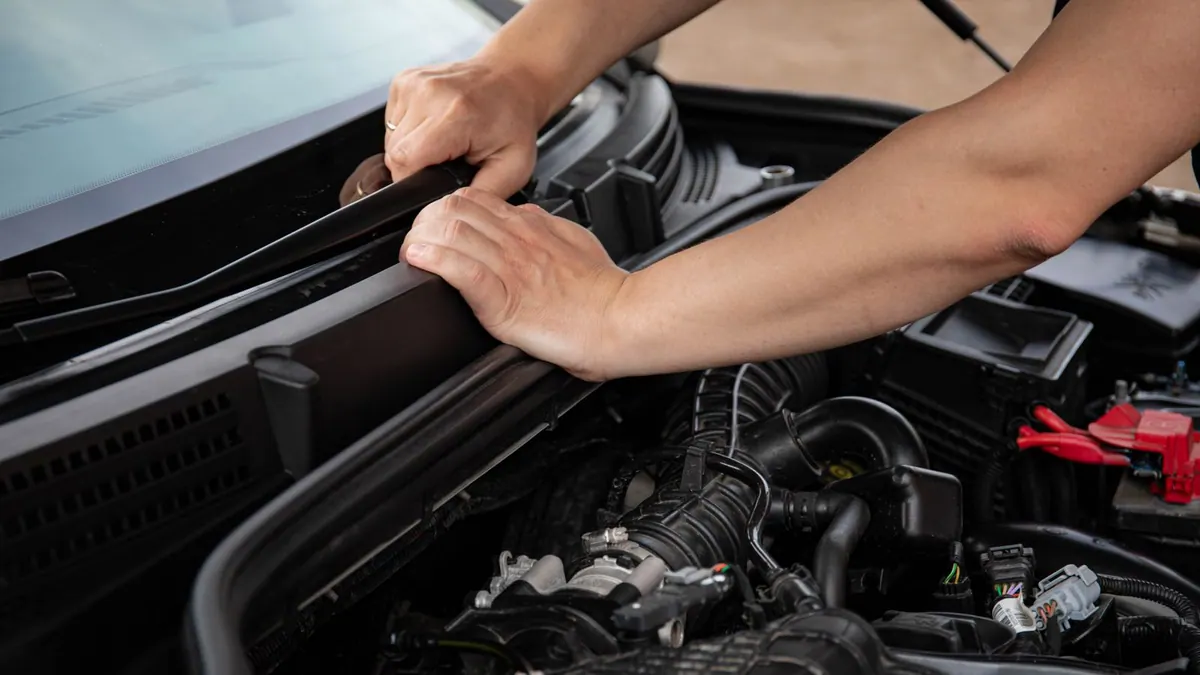 Mécanicien réparant un moteur de voiture