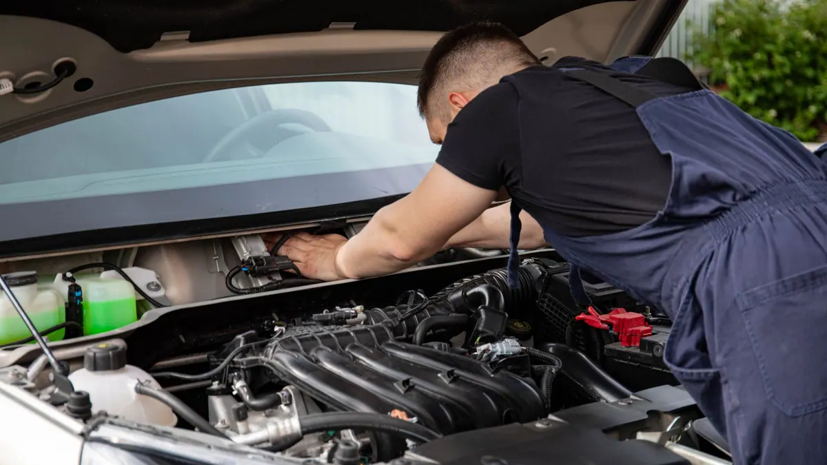 Mécanicien réparant un moteur de voiture