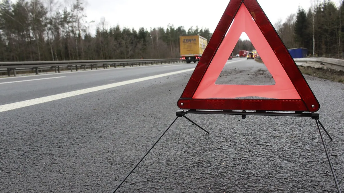 Triangle de signalisation posé derrière une voiture arrêtée