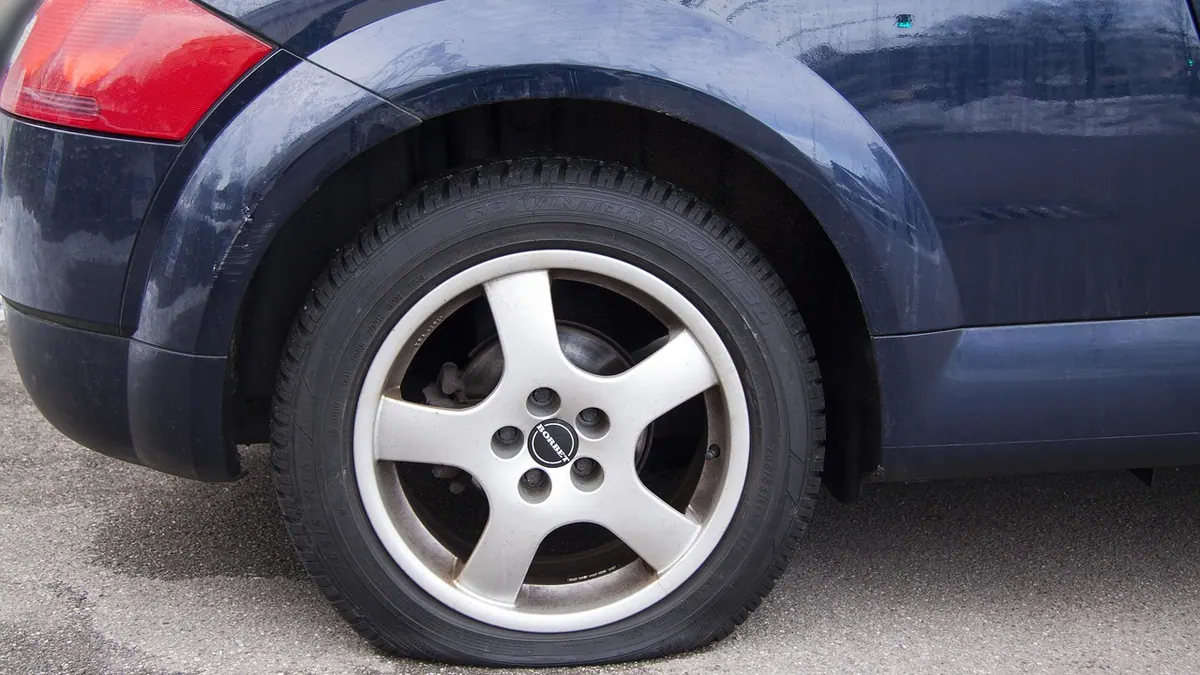 Pneu crevé : appel au dépannage au bord de la route