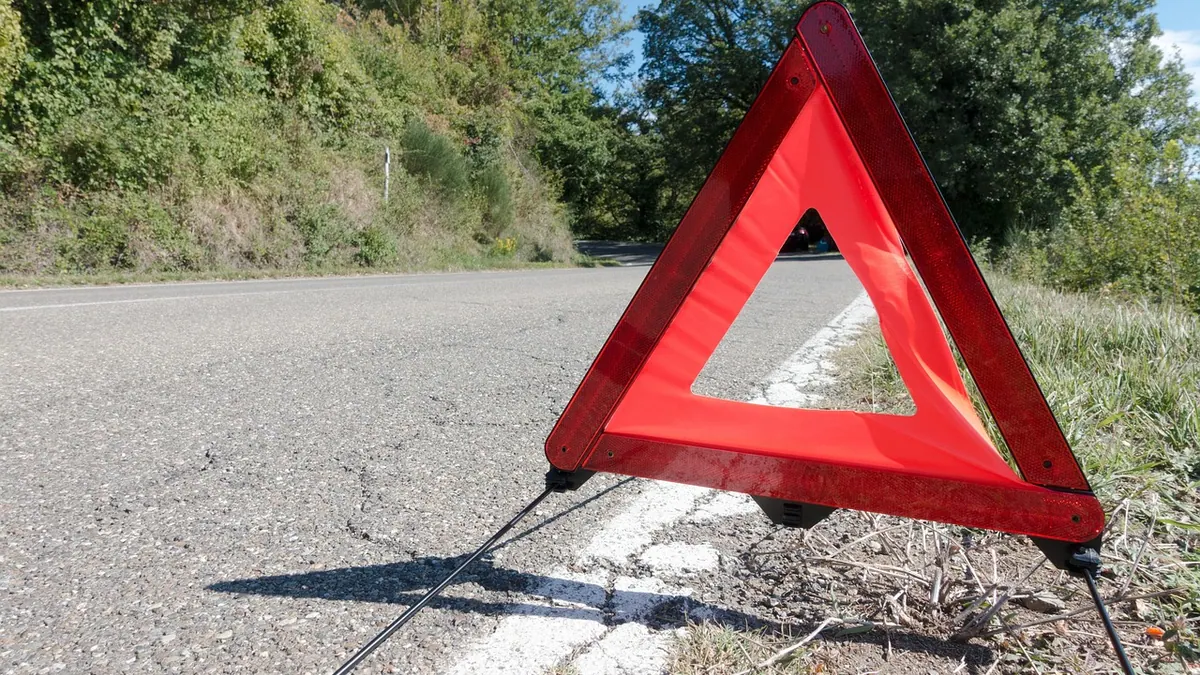 Voiture en panne arrêtée sur le bas-côté, capot ouvert