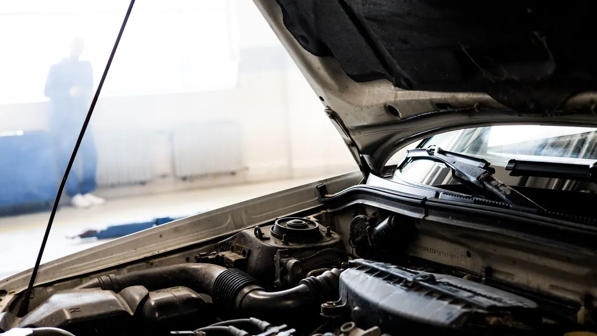 Moteur sous le capot ouvert d’une voiture